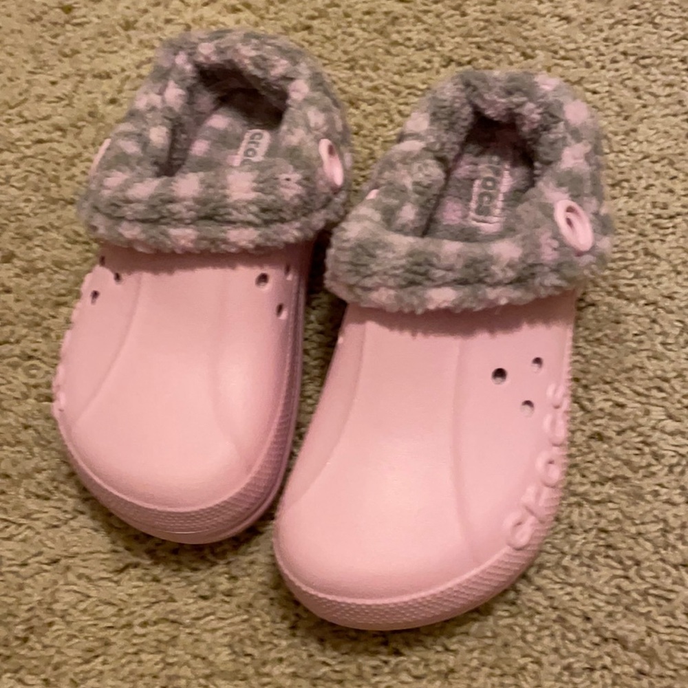 NWOT! CROCS sz 3 (junior) with removable fleece liner.